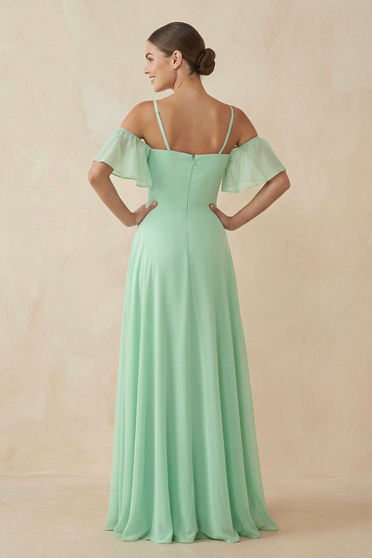 Robe demoiselle d’honneur pale pistachio longue à épaules dénudées manches courtes avec fente - Harana