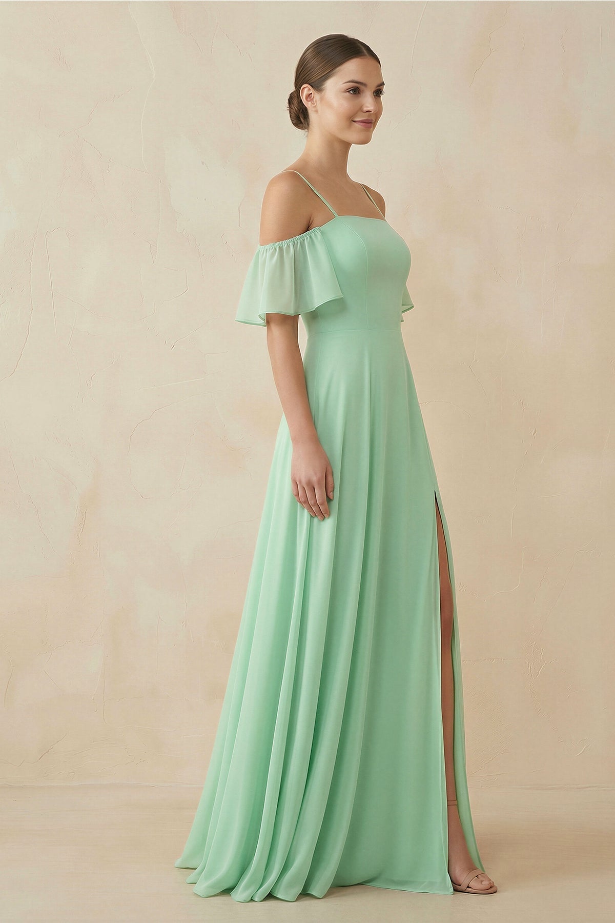 Robe demoiselle d’honneur pale pistachio longue à épaules dénudées manches courtes avec fente - Harana