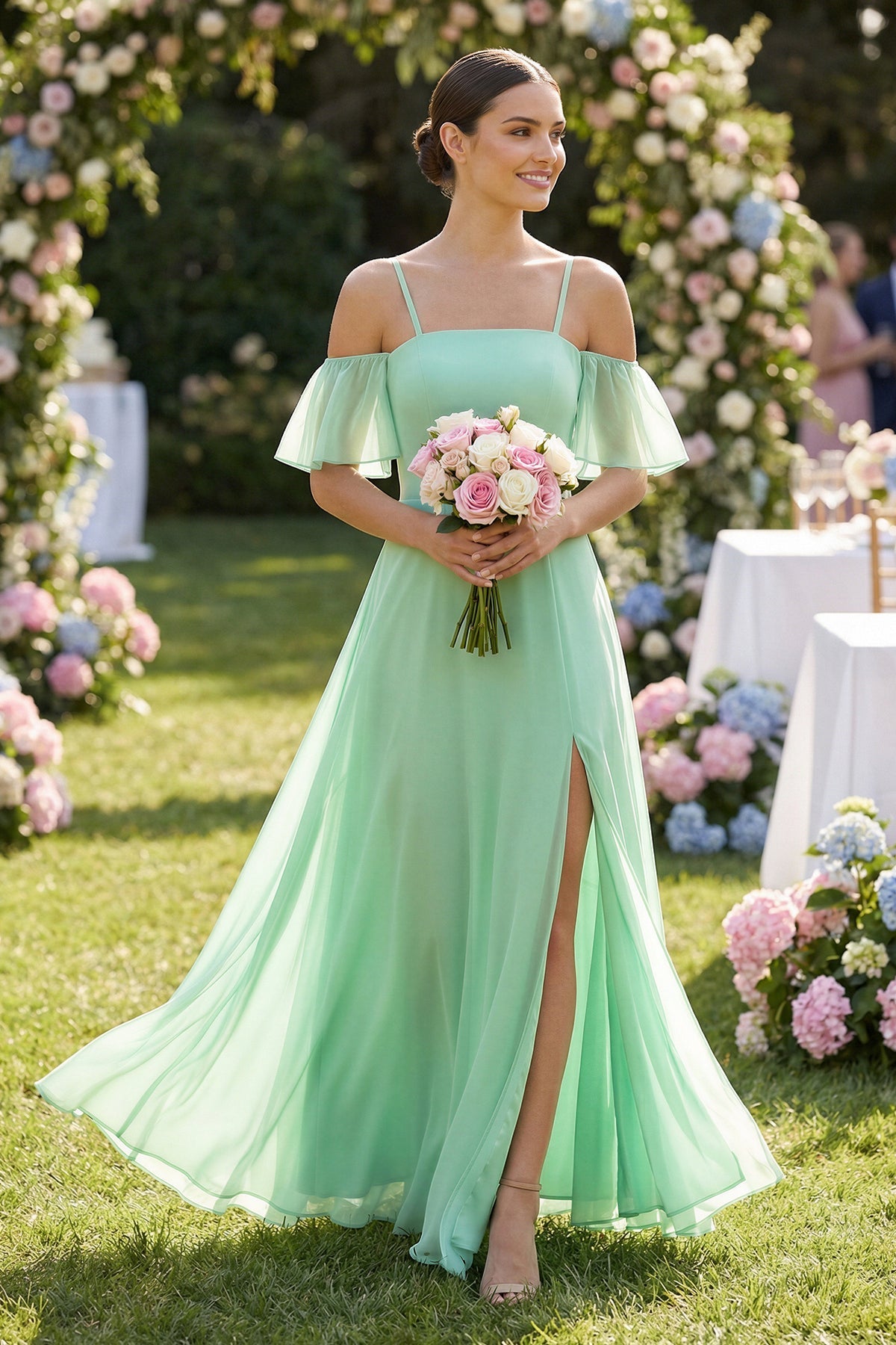 Robe demoiselle d’honneur pale pistachio longue à épaules dénudées manches courtes avec fente - Harana