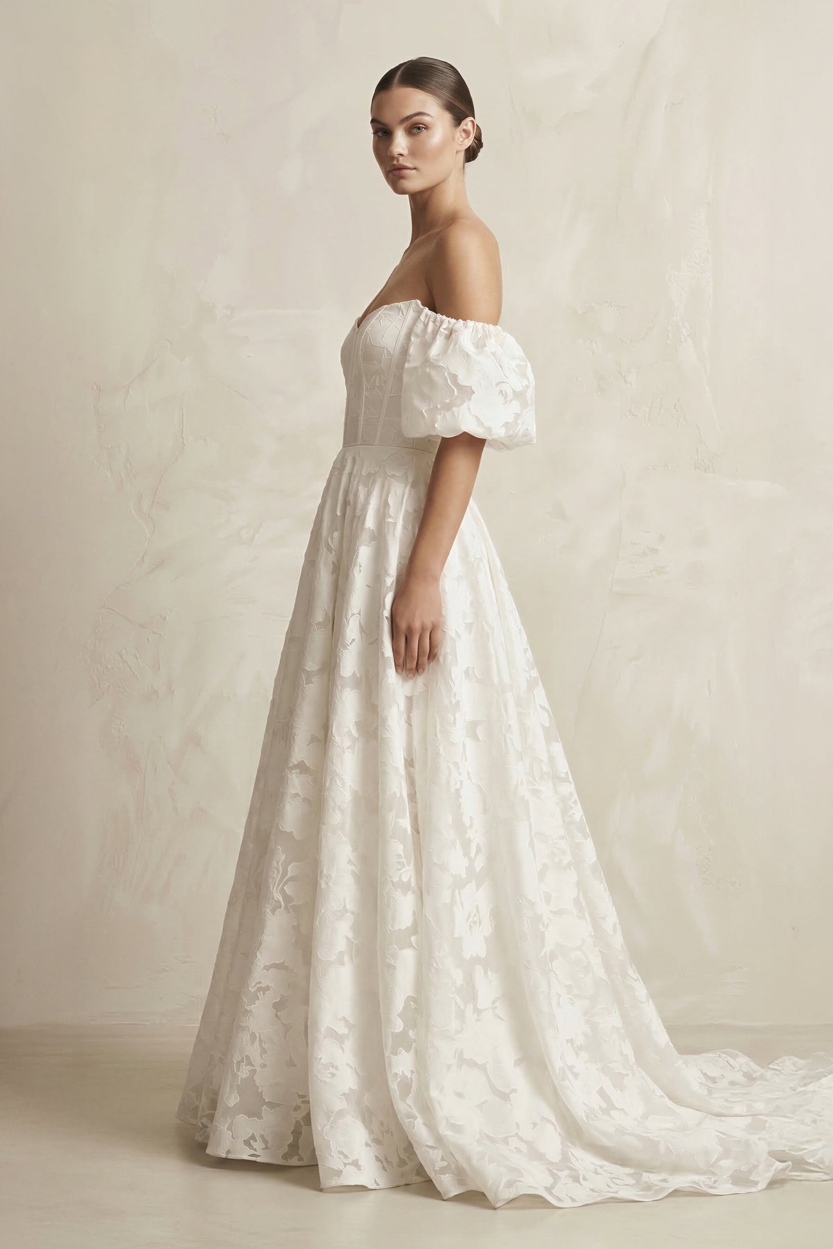 Robe de mariée ivoire trapèze en dentelle à épaules dénudées sans manches - Harana
