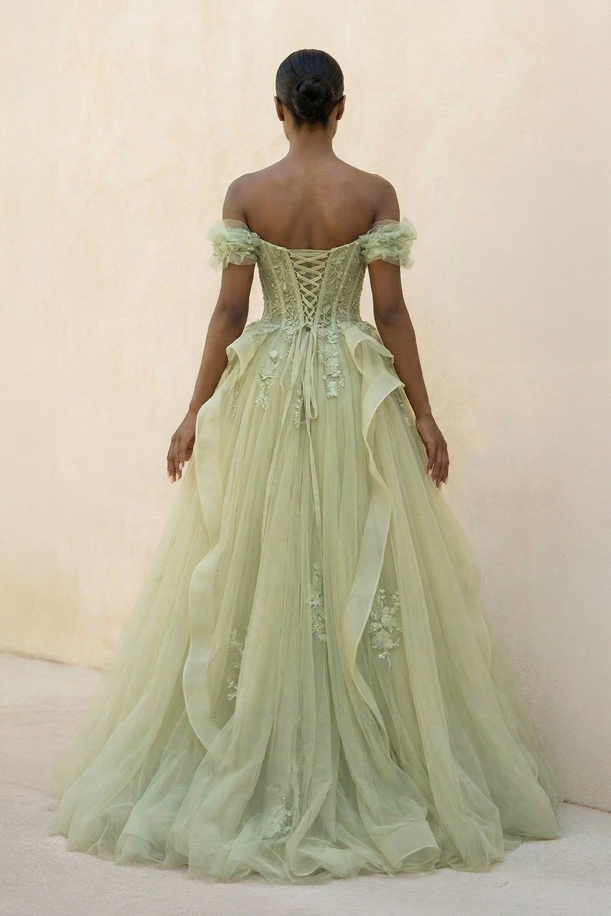 Robe longue vert sauge coupe trapèze à épaules dénudées à appliqués - Harana
