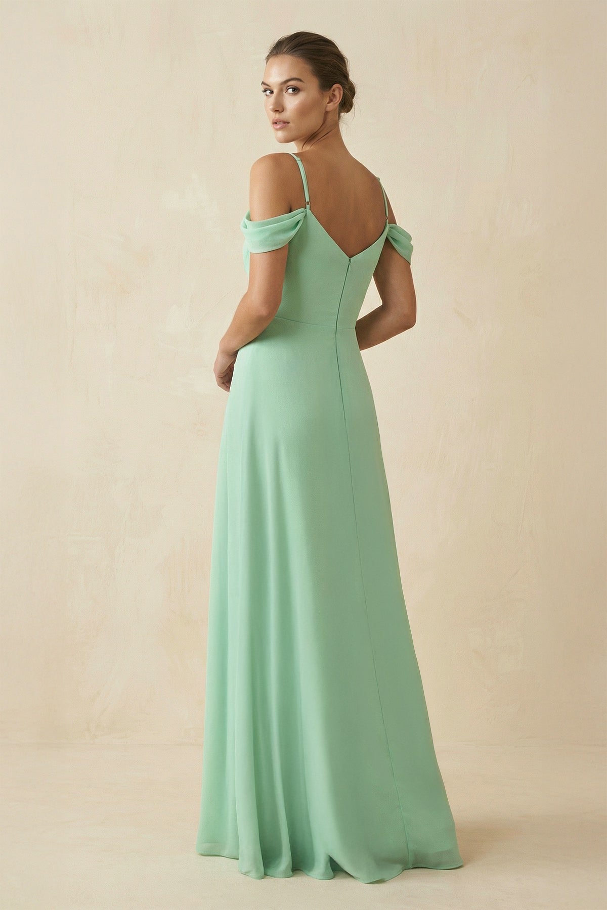 Robe demoiselle d’honneur pale pistachio longue à épaules dénudées manches courtes plissée - Harana