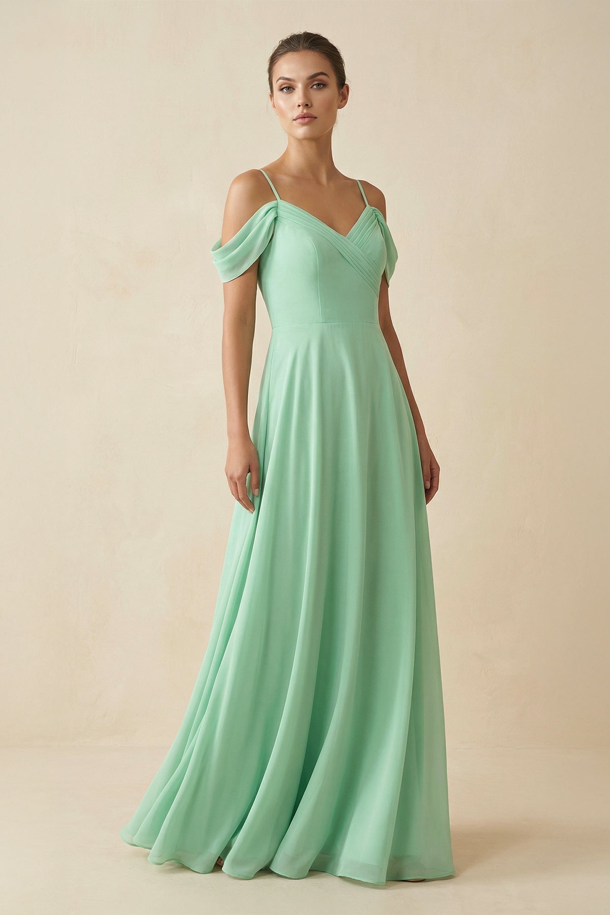 Robe demoiselle d’honneur pale pistachio longue à épaules dénudées manches courtes plissée - Harana