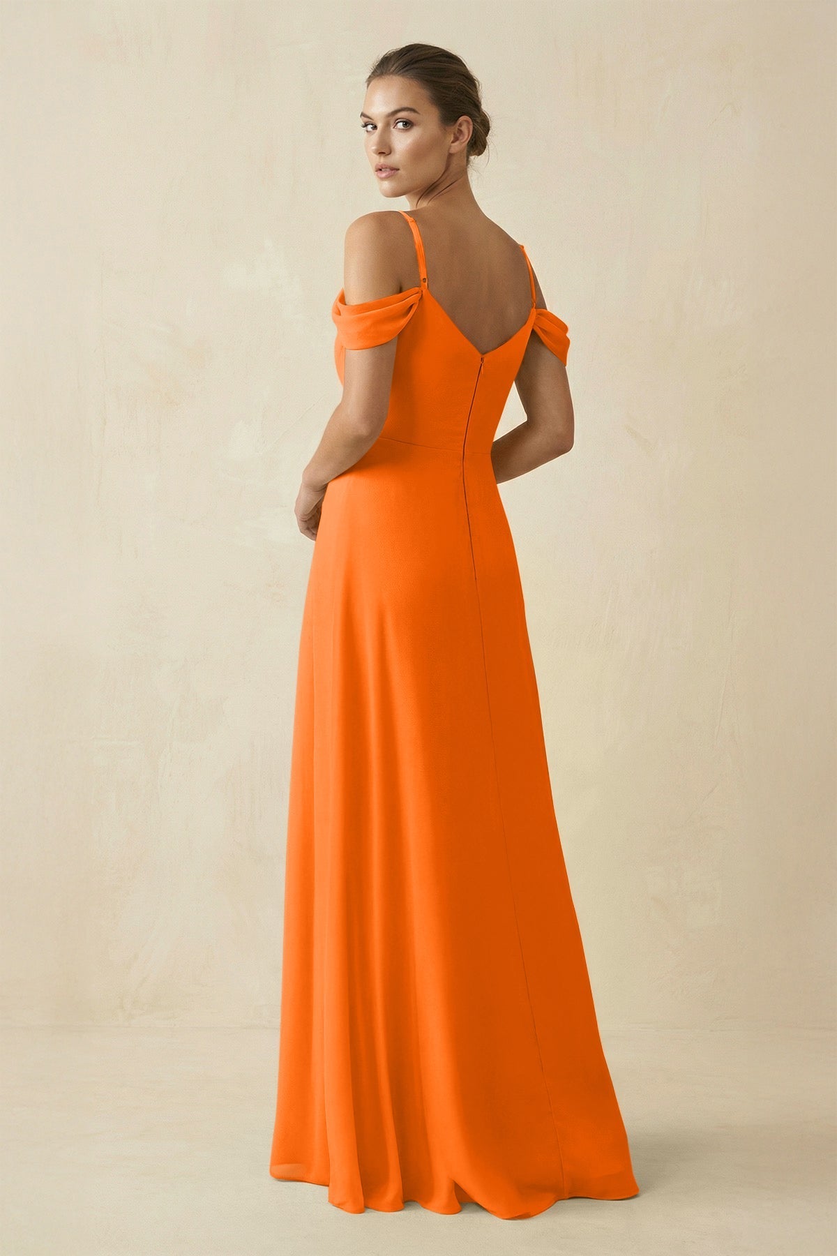Robe longue orange en mousseline coupe trapèze plissée à épaules dénudées - Harana