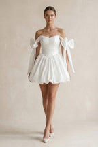 Robe de mariée courte blanc satinée à épaules dénudées avec nœud - Harana