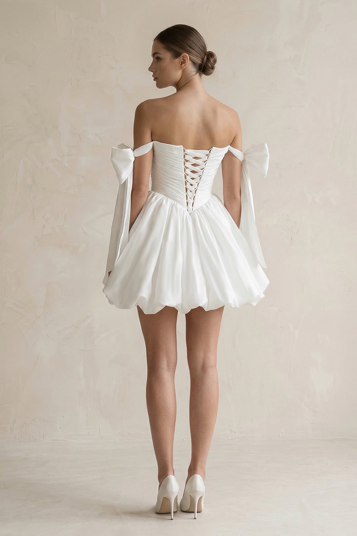 Robe de mariée courte blanc satinée à épaules dénudées avec nœud - Harana