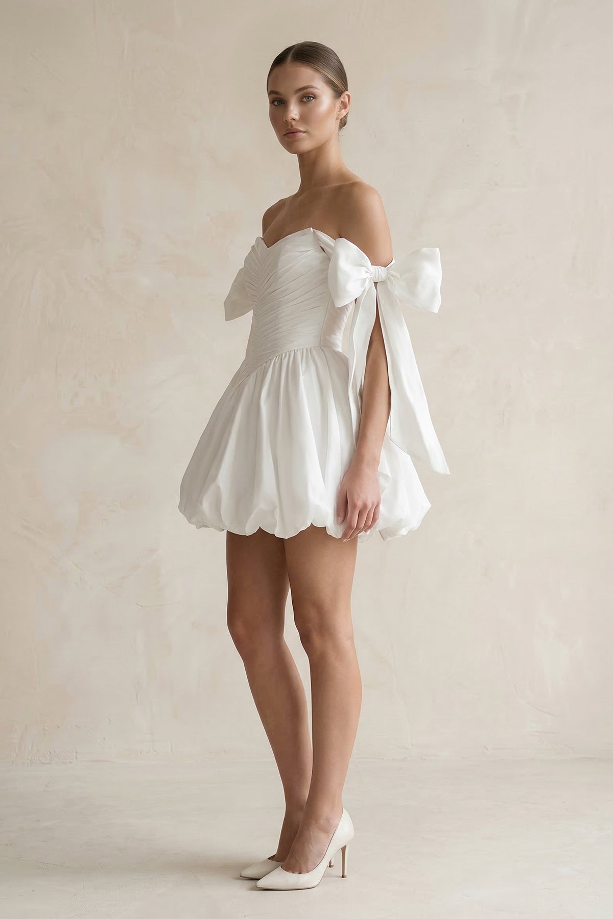 Robe de mariée courte blanc satinée à épaules dénudées avec nœud - Harana