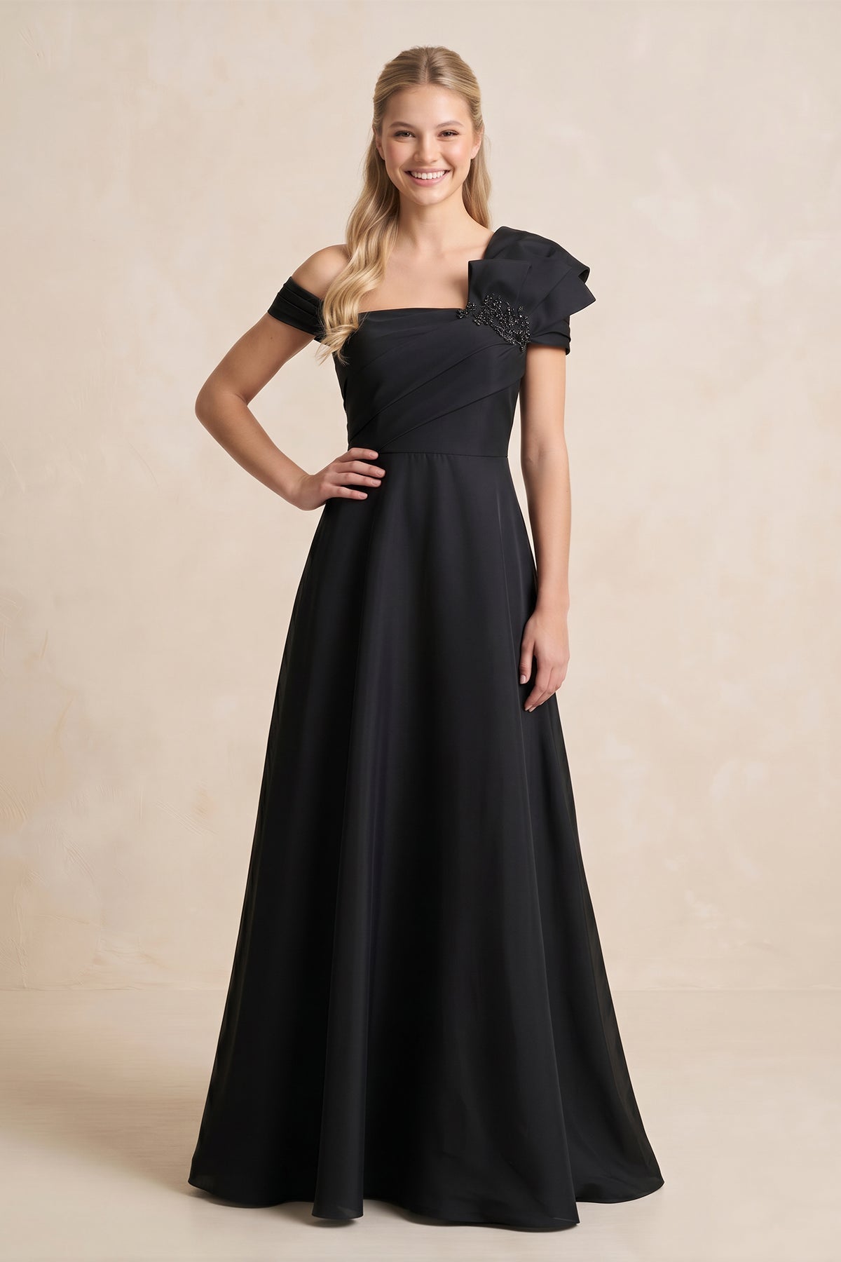 Robe de mariée noire satinée coupe trapèze à épaules dénudées ornée de volants - Harana