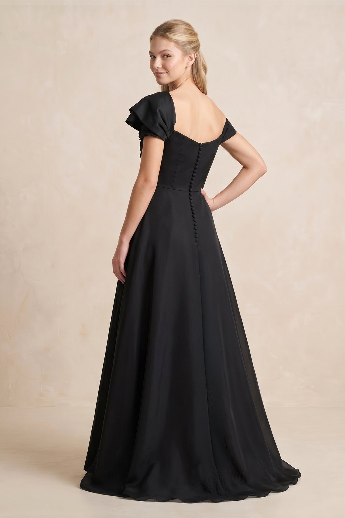 Robe de mariée noire satinée coupe trapèze à épaules dénudées ornée de volants - Harana