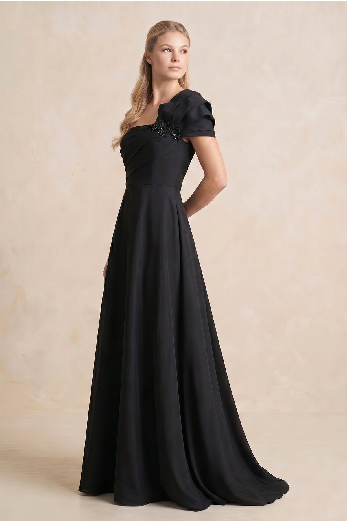 Robe de mariée noire satinée coupe trapèze à épaules dénudées ornée de volants - Harana
