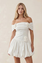 Robe de mariée blanche trapèze en satin à épaules dénudées à volants - Harana