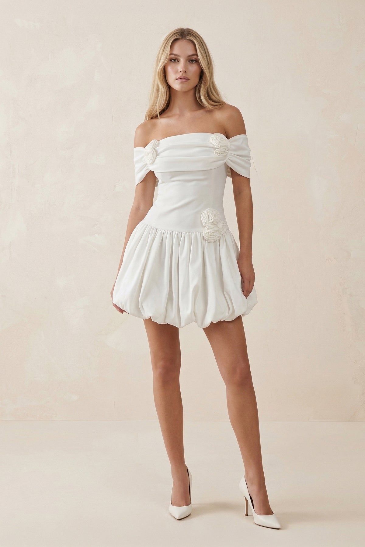 Robe de mariée blanche trapèze en satin à épaules dénudées à volants - Harana
