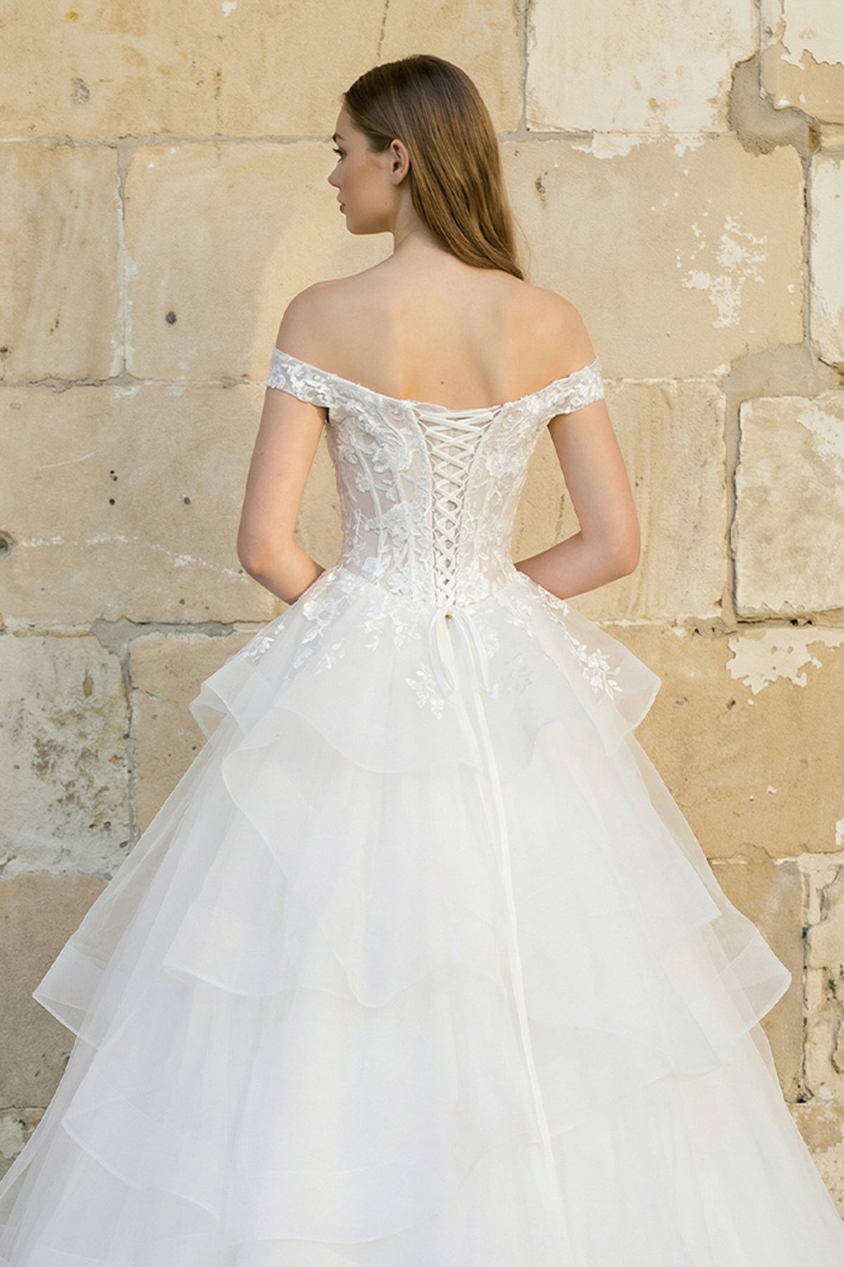 Robe de mariée blanc longue à épaules dénudées sans manches effet drapé - Harana