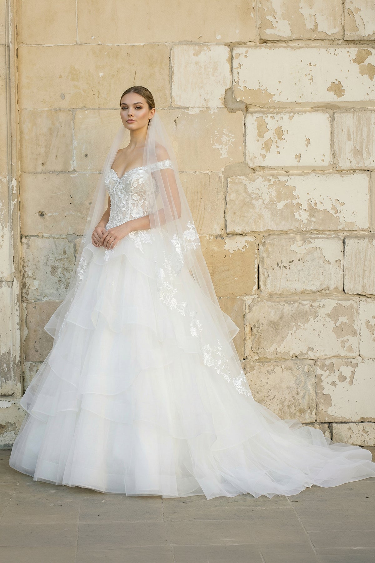 Robe de mariée blanc longue à épaules dénudées sans manches effet drapé - Harana