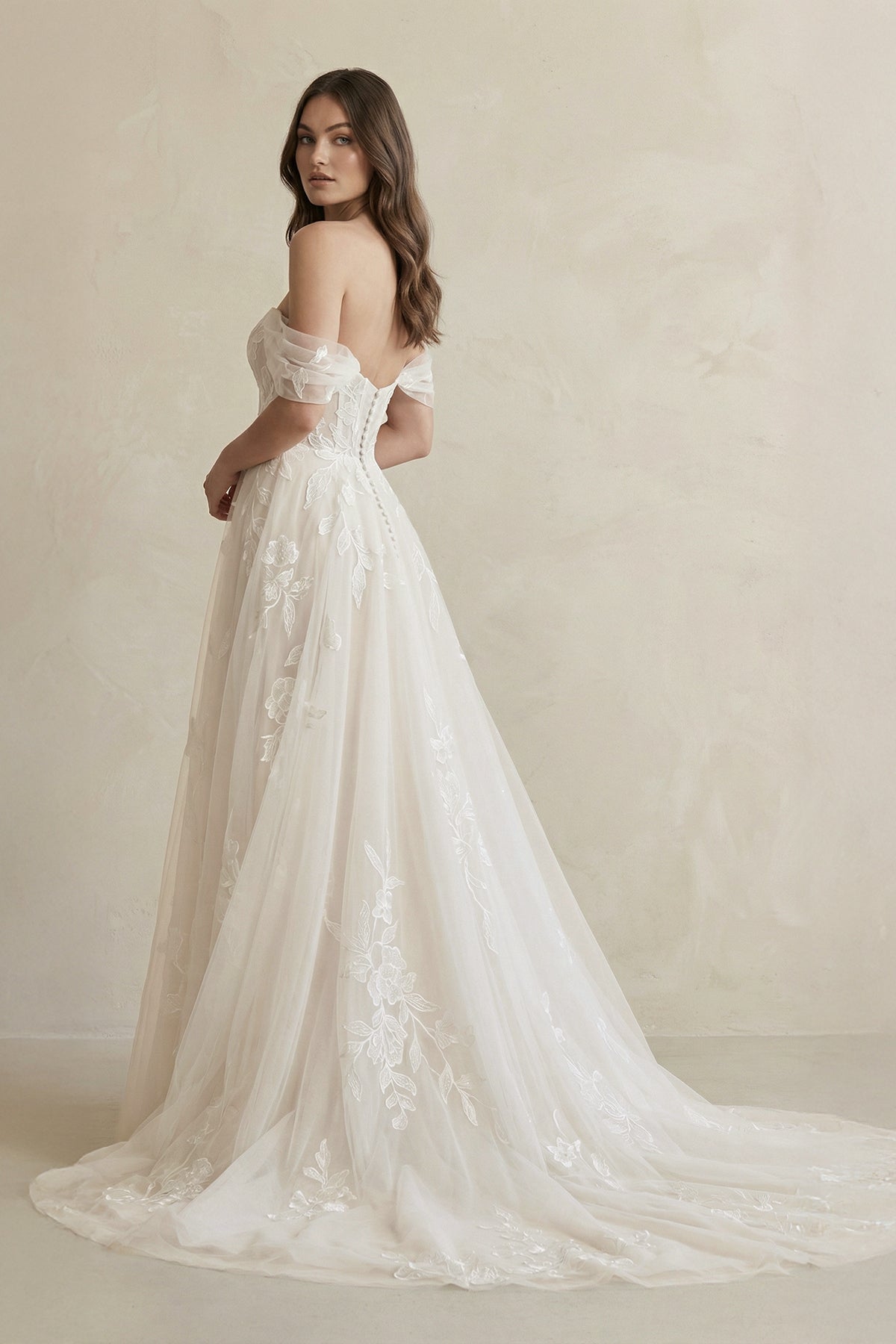 Robe de mariée ivoire trapèze en tulle à épaules dénudées manches courtes - Harana