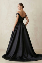 Robe de mariée noire trapèze en satin à épaules dénudées - Harana
