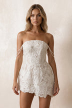 Robe de mariée ivoire coupe cintrée à épaules dénudées ornée de détails floraux - Harana