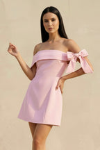 Robe courte rose à épaules dénudées avec nœud - Harana