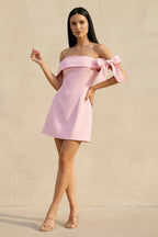 Robe courte rose à épaules dénudées avec nœud - Harana