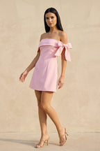 Robe courte rose à épaules dénudées avec nœud - Harana