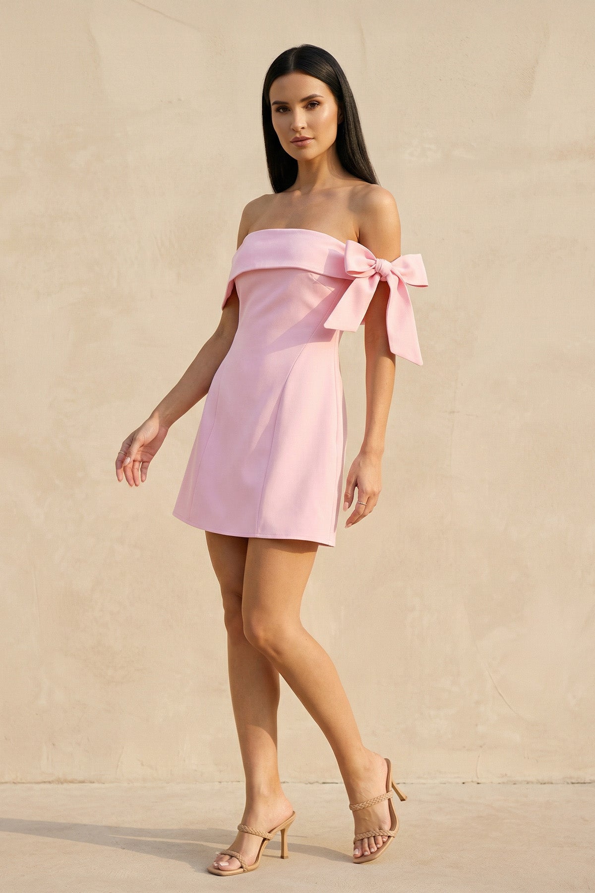 Robe courte rose à épaules dénudées avec nœud - Harana