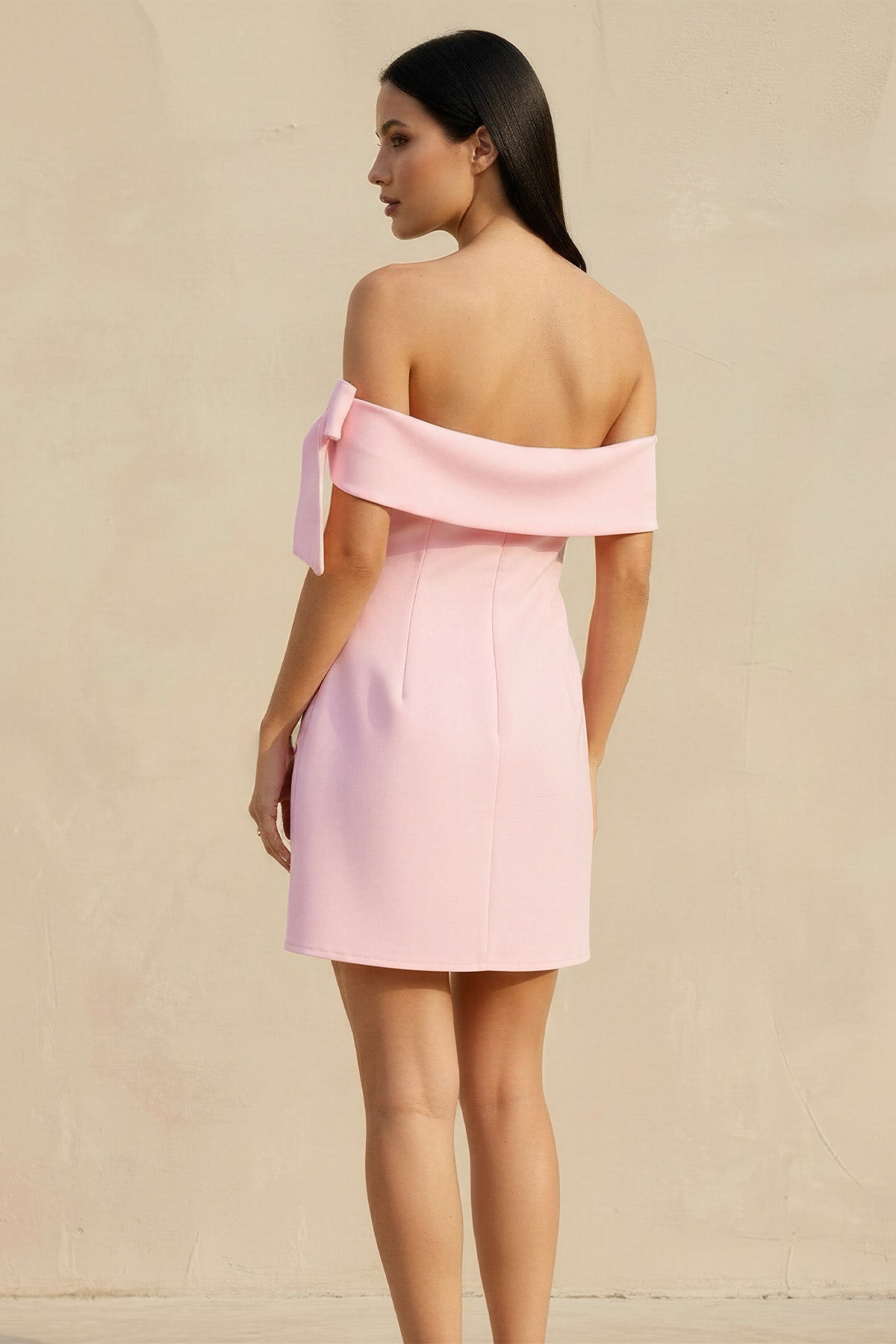 Robe courte rose à épaules dénudées avec nœud - Harana