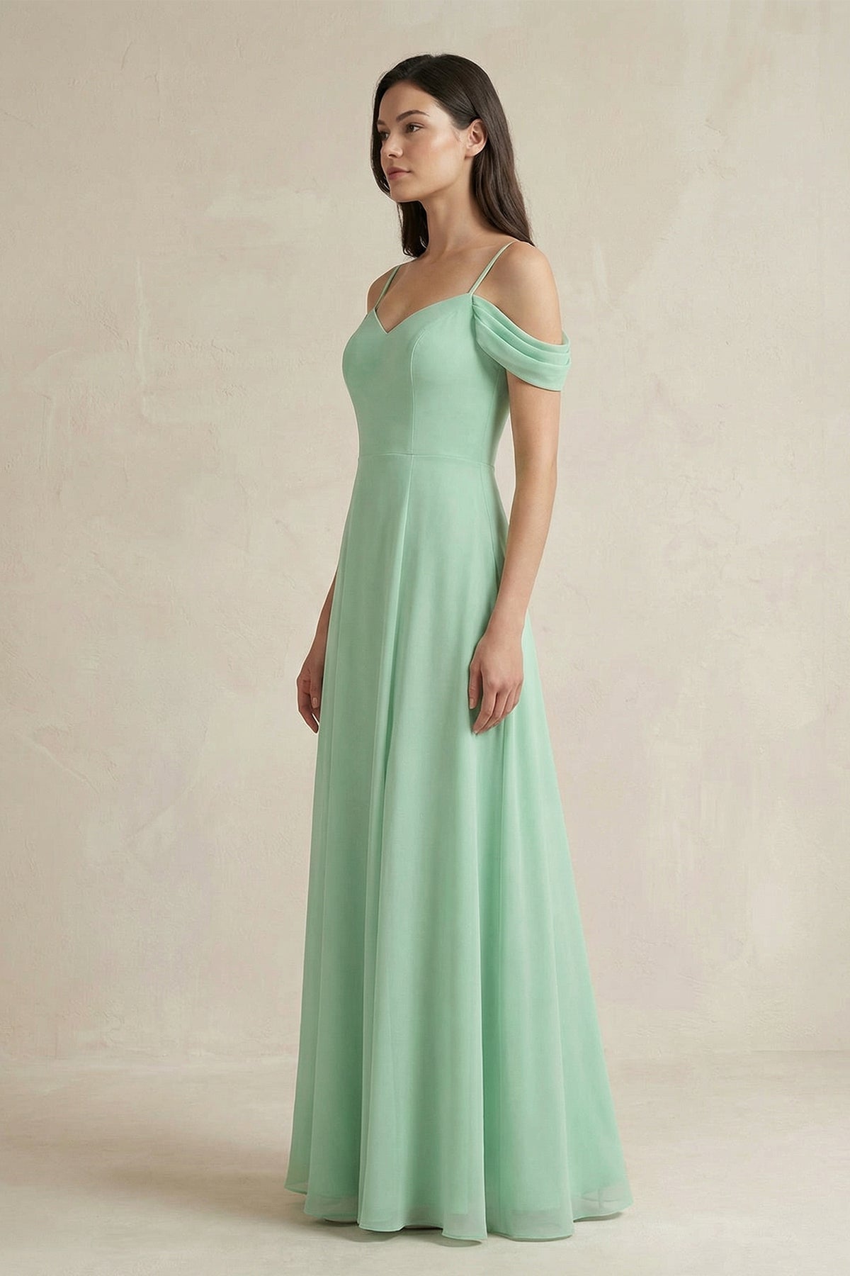 Robe demoiselle d’honneur pale pistachio longue à épaules dénudées à fines bretelles avec fente - Harana