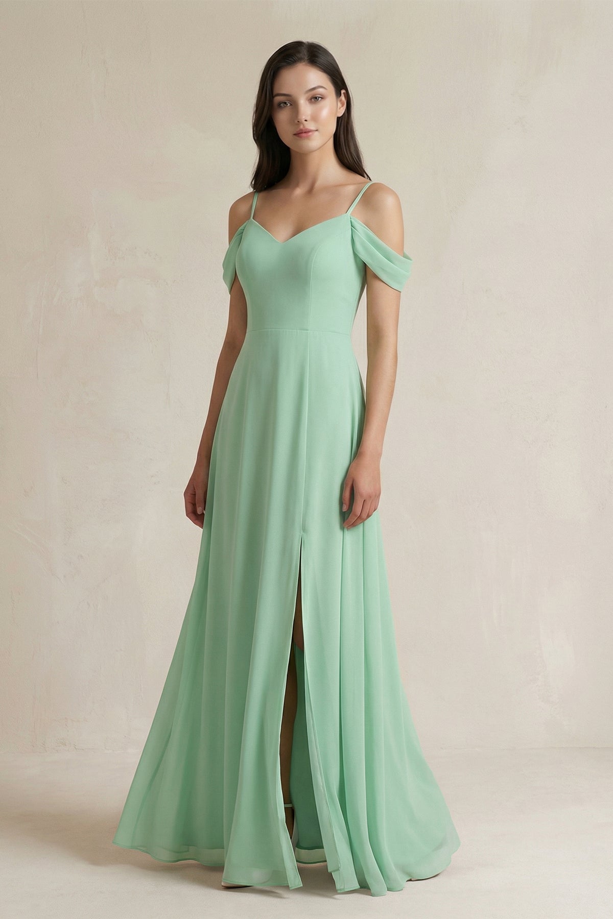 Robe demoiselle d’honneur pale pistachio longue à épaules dénudées à fines bretelles avec fente - Harana