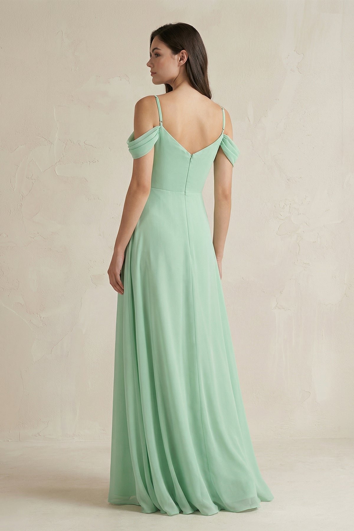 Robe demoiselle d’honneur pale pistachio longue à épaules dénudées à fines bretelles avec fente - Harana