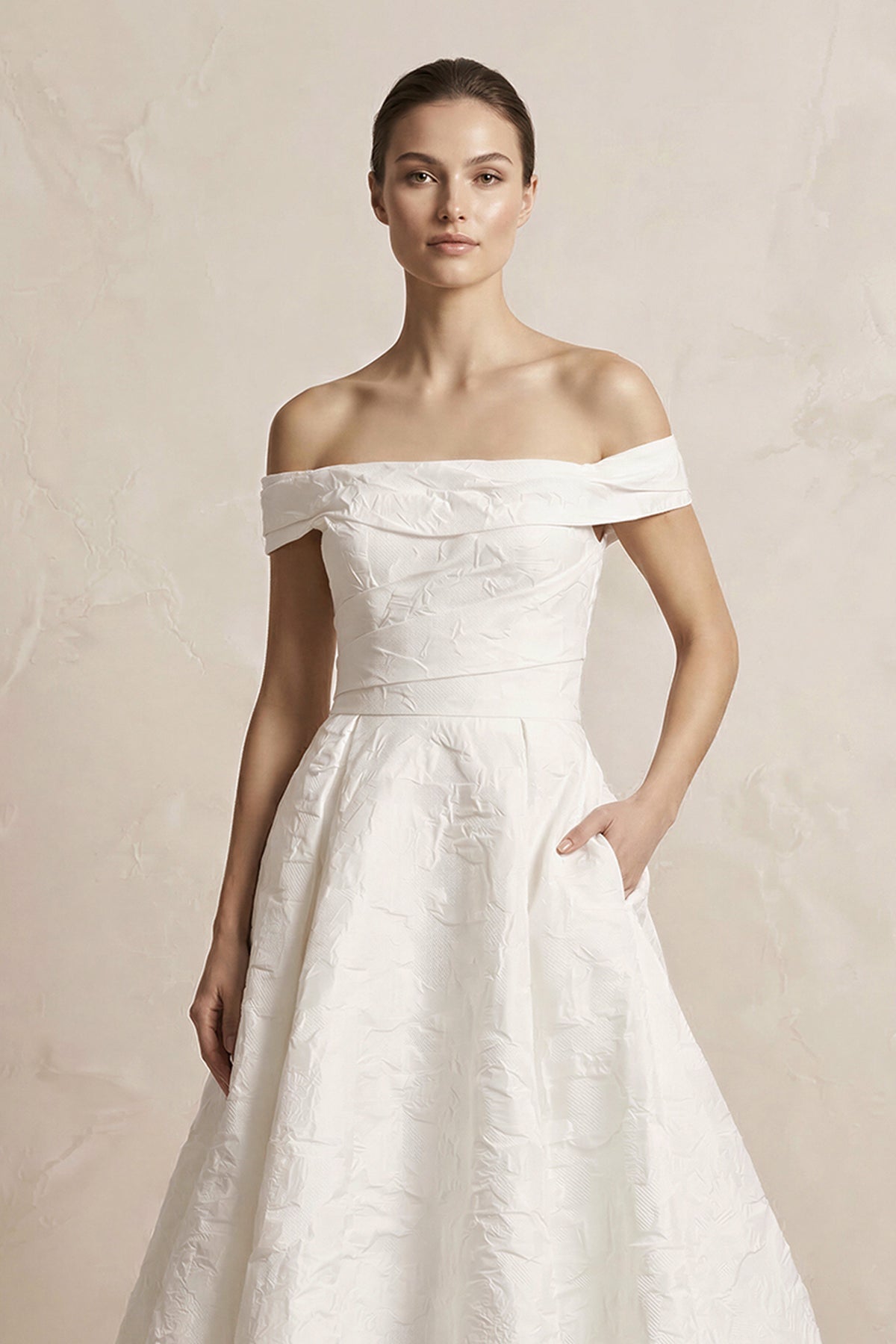Robe de mariée blanc longue à épaules dénudées sans manches froncée - Harana
