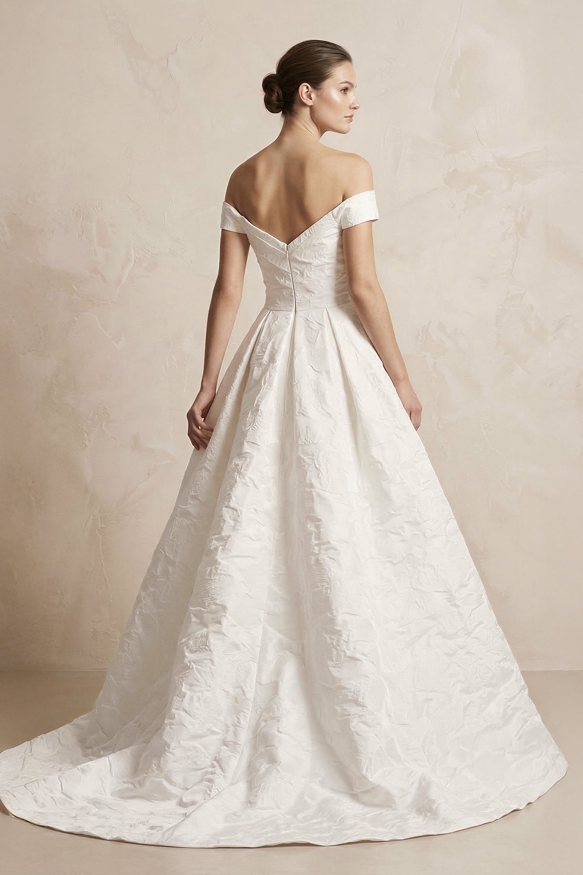Robe de mariée blanc longue à épaules dénudées sans manches froncée - Harana