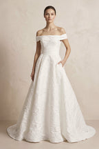 Robe de mariée blanc longue à épaules dénudées sans manches froncée - Harana