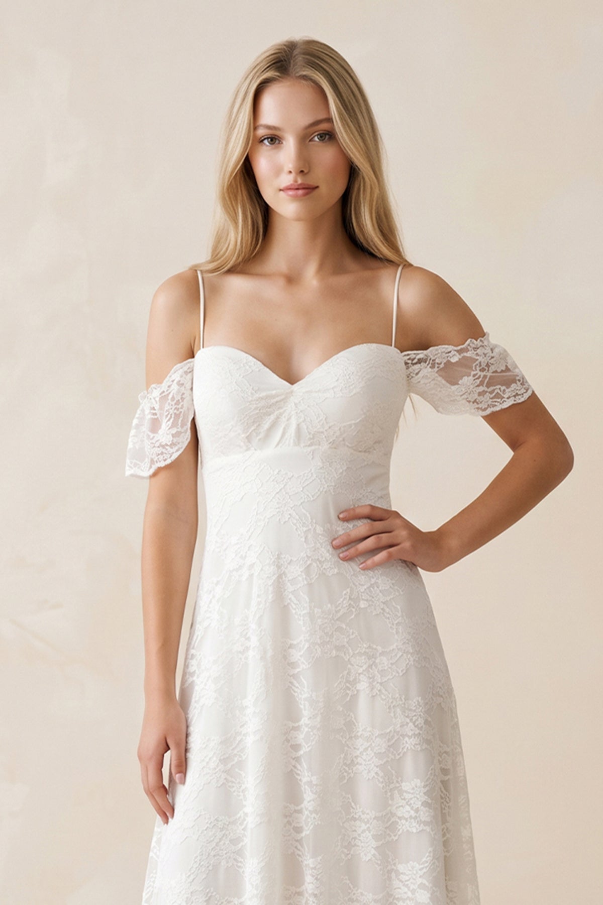 Robe de mariée blanche en dentelle silhouette trapèze à épaules dénudées ornée d’appliqués - Harana