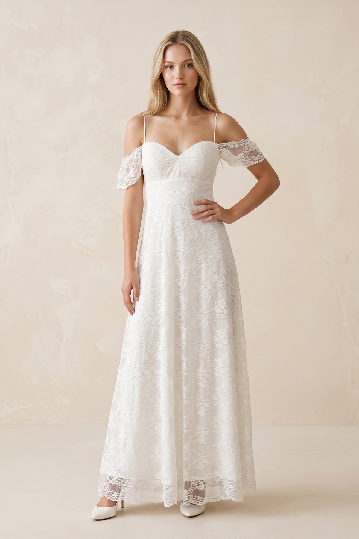 Robe de mariée blanche en dentelle silhouette trapèze à épaules dénudées ornée d’appliqués - Harana