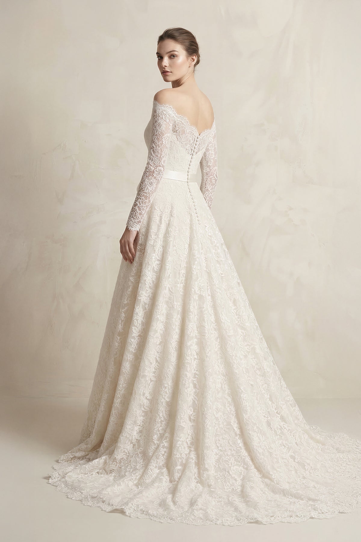 Robe de mariée ivoire longue à épaules dénudées manches longues avec nœud - Harana