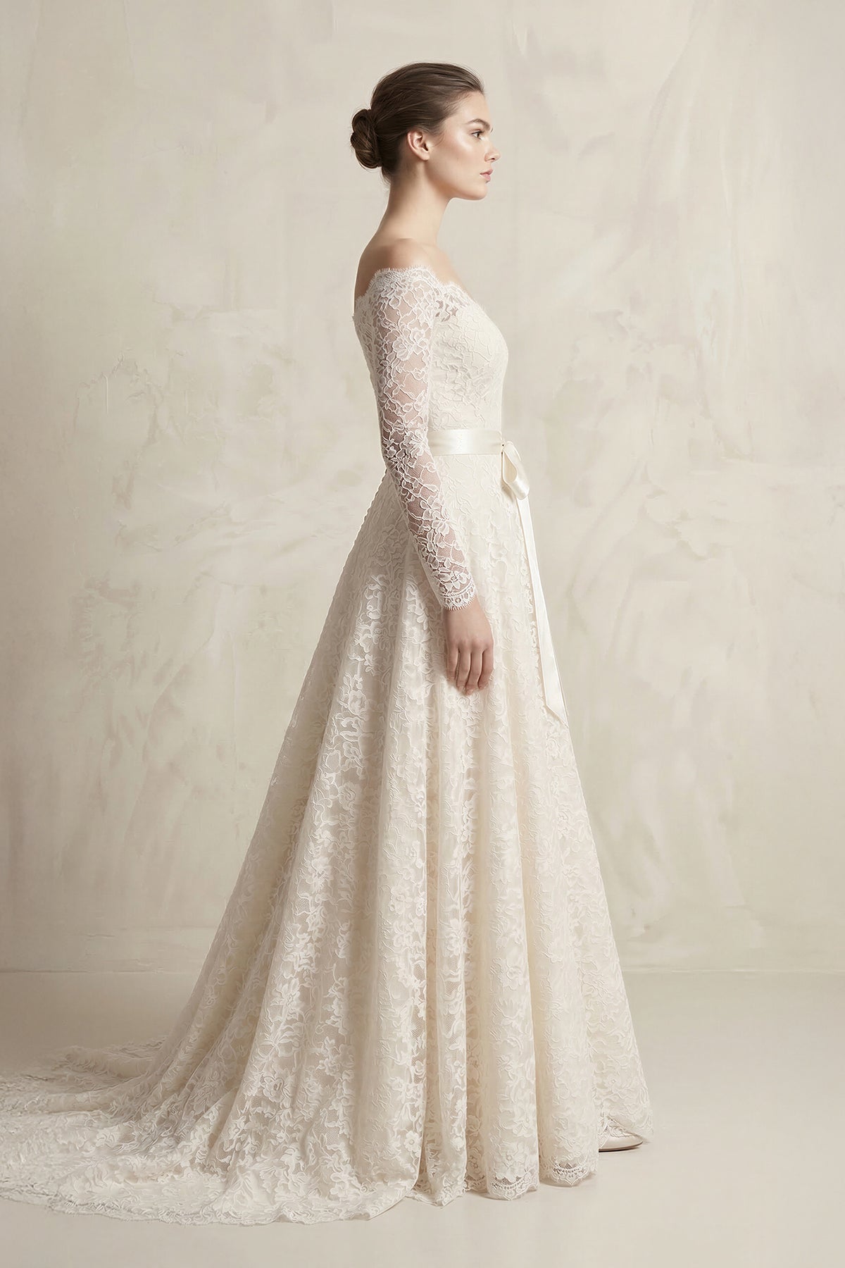 Robe de mariée ivoire longue à épaules dénudées manches longues avec nœud - Harana