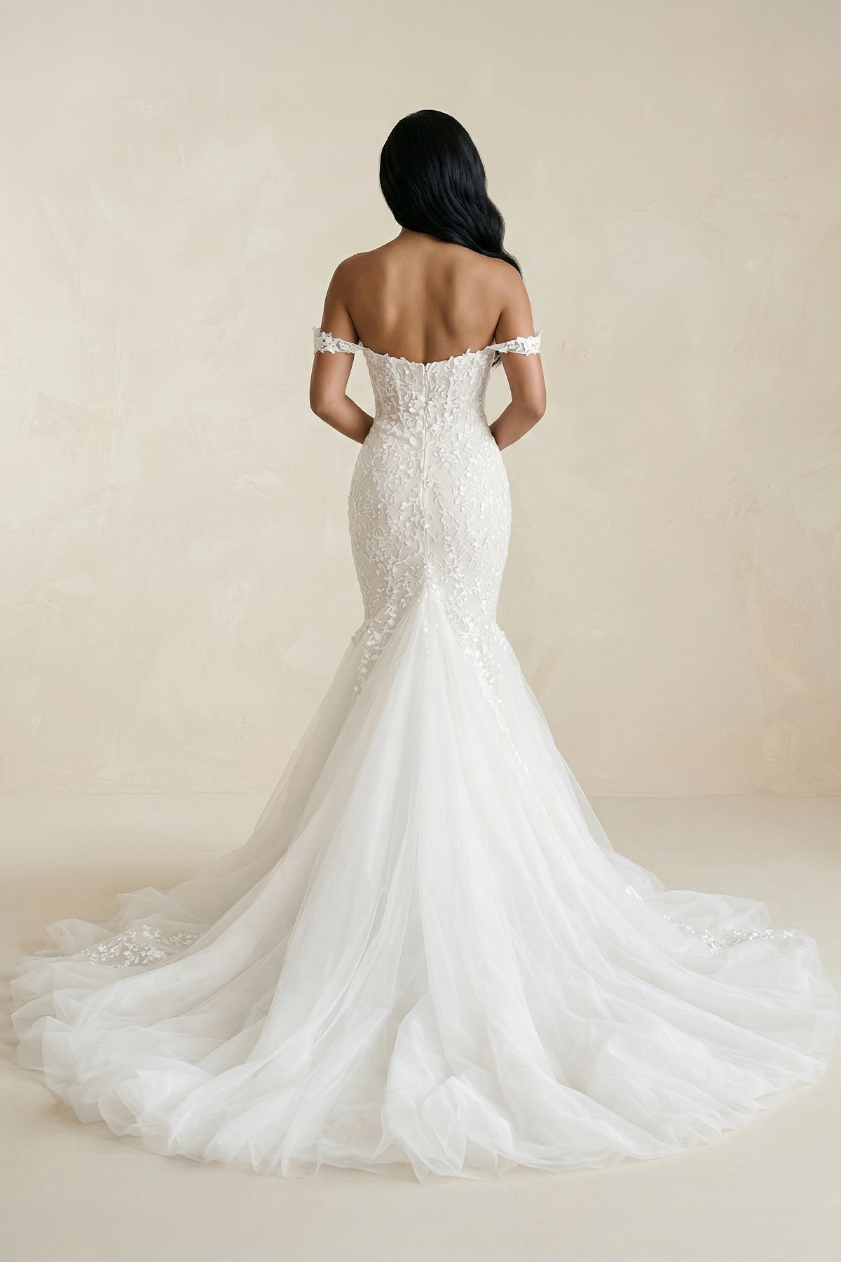 Robe de mariée blanche en tulle coupe sirène à épaules dénudées ornée d’appliqués - Harana