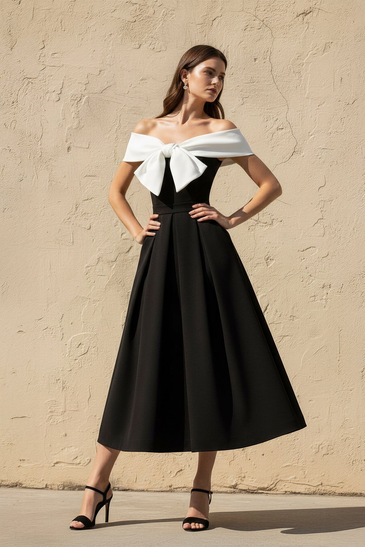 Robe midi black & white à épaules dénudées avec nœud - Harana