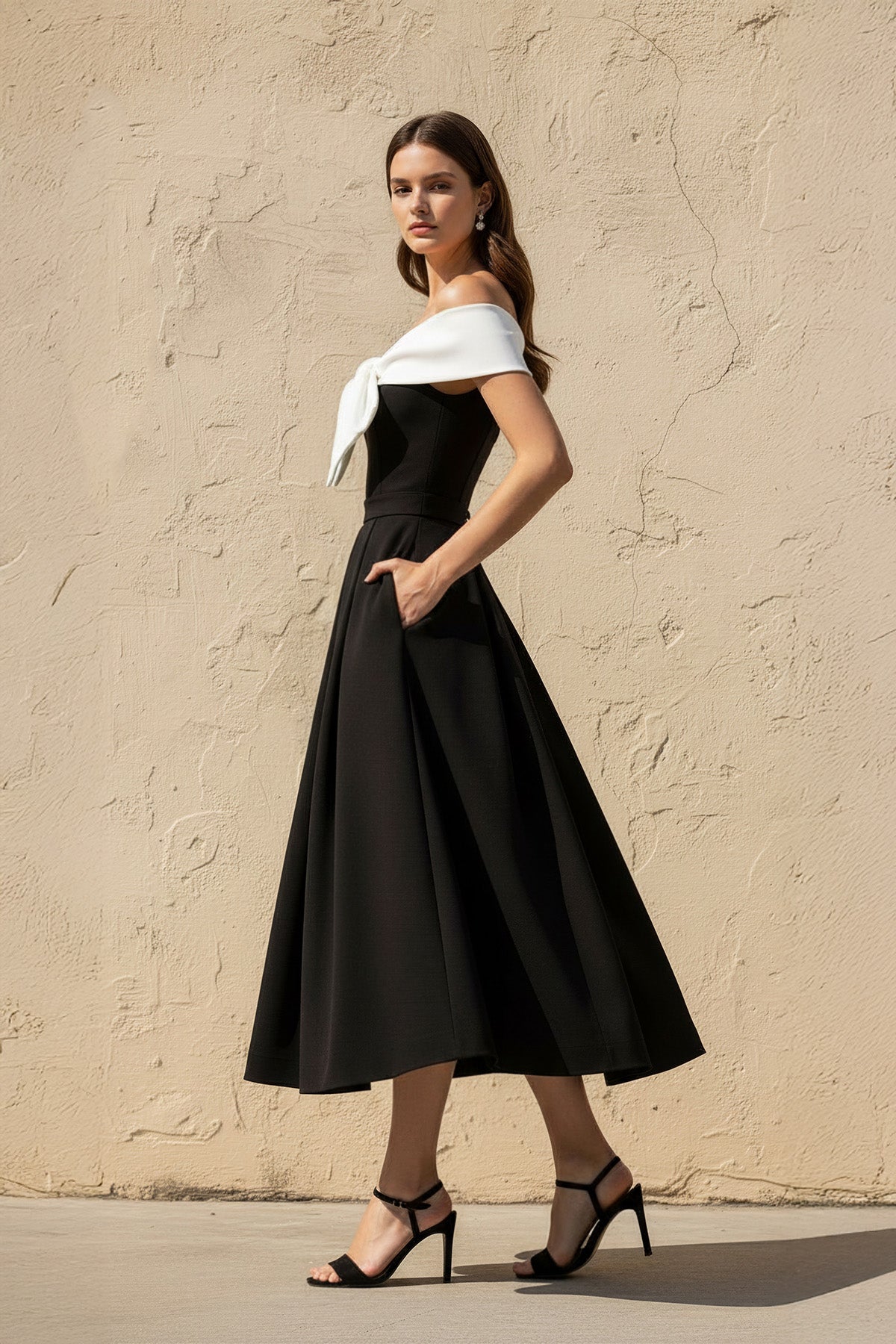 Robe midi black & white à épaules dénudées avec nœud - Harana