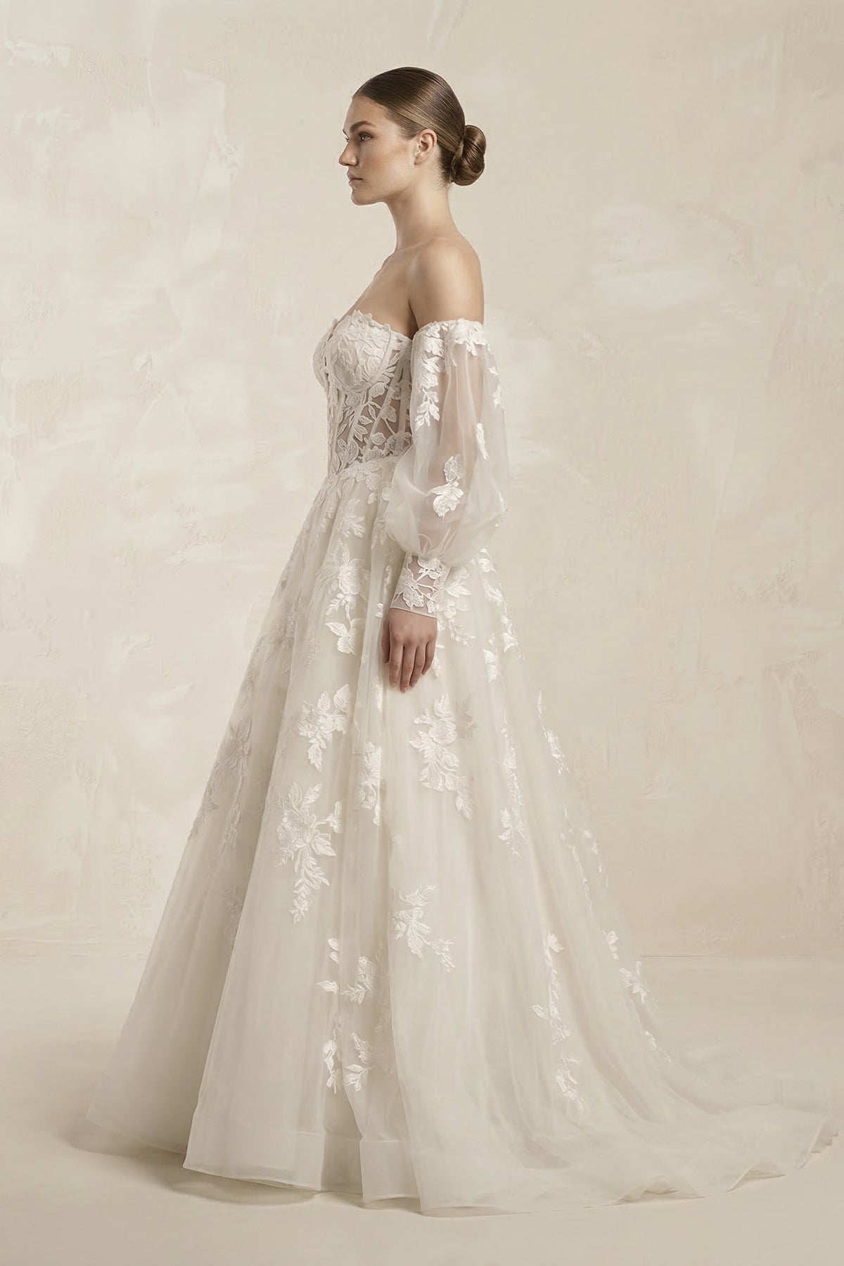 Robe de mariée ivoire longue à épaules dénudées manches longues coupe trapèze - Harana