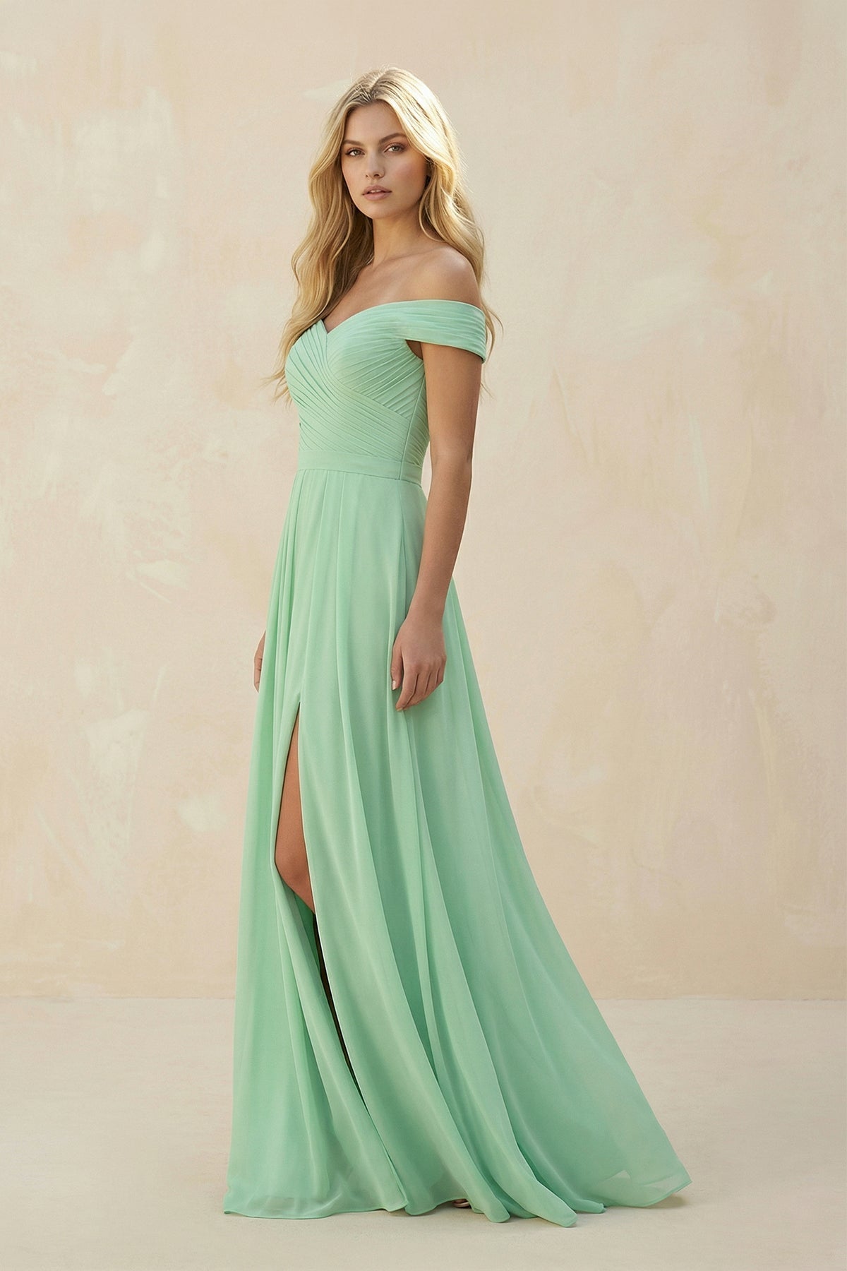 Robe demoiselle d’honneur pale pistachio longue à épaules dénudées plissée effet drapé - Harana