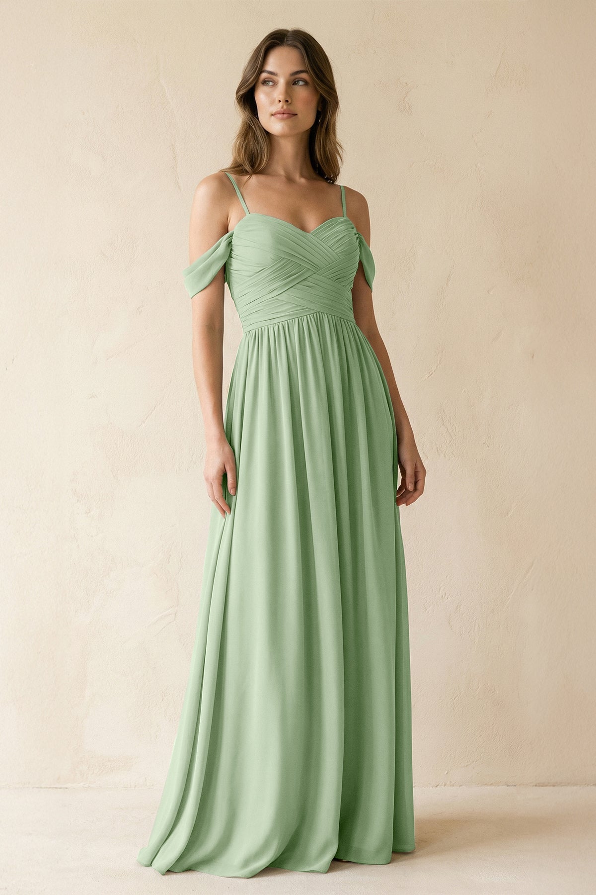 Robe demoiselle d’honneur vert sauge longue à épaules dénudées plissée effet drapé - Harana