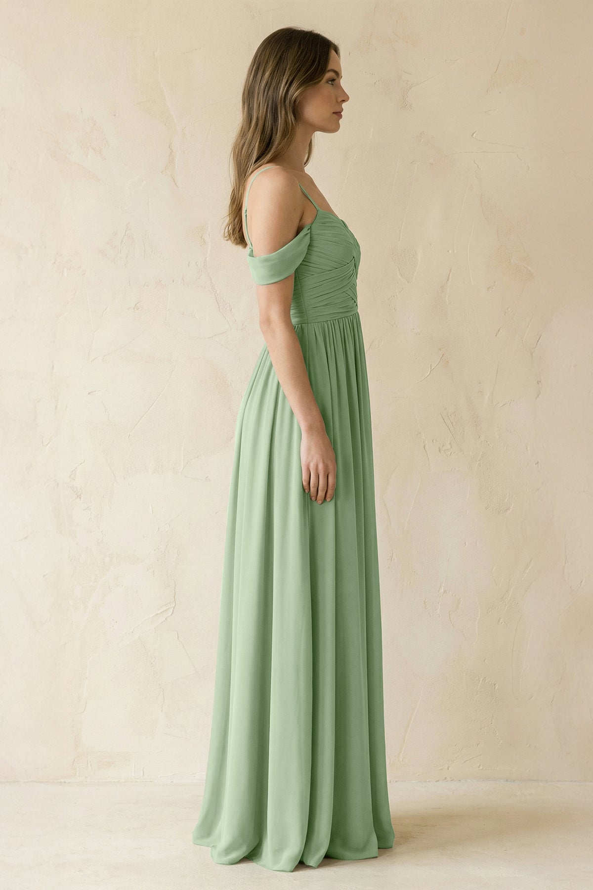 Robe demoiselle d’honneur vert sauge longue à épaules dénudées plissée effet drapé - Harana