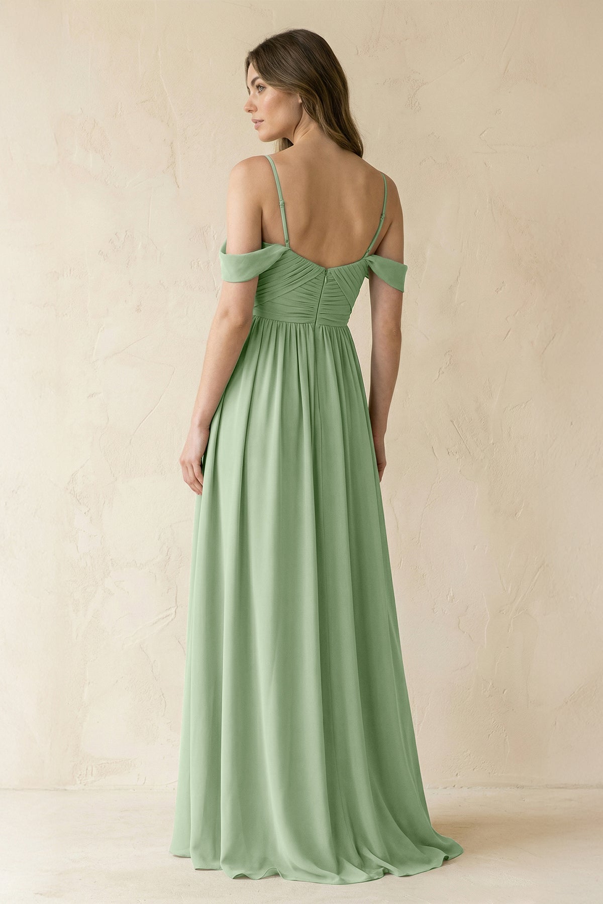 Robe demoiselle d’honneur vert sauge longue à épaules dénudées plissée effet drapé - Harana