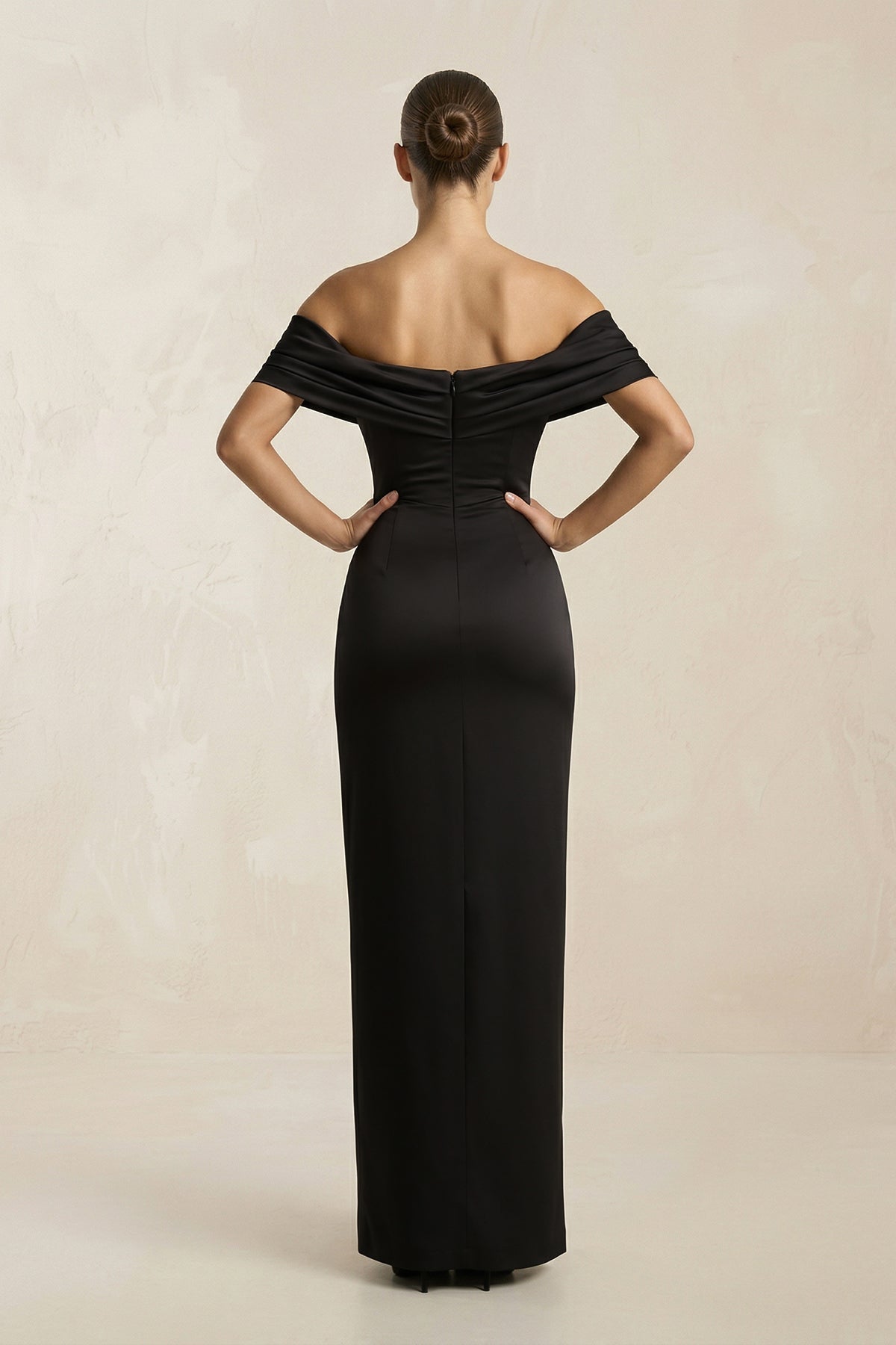 Robe de mariée noire satinée coupe fourreau à épaules dénudées effet drapé - Harana