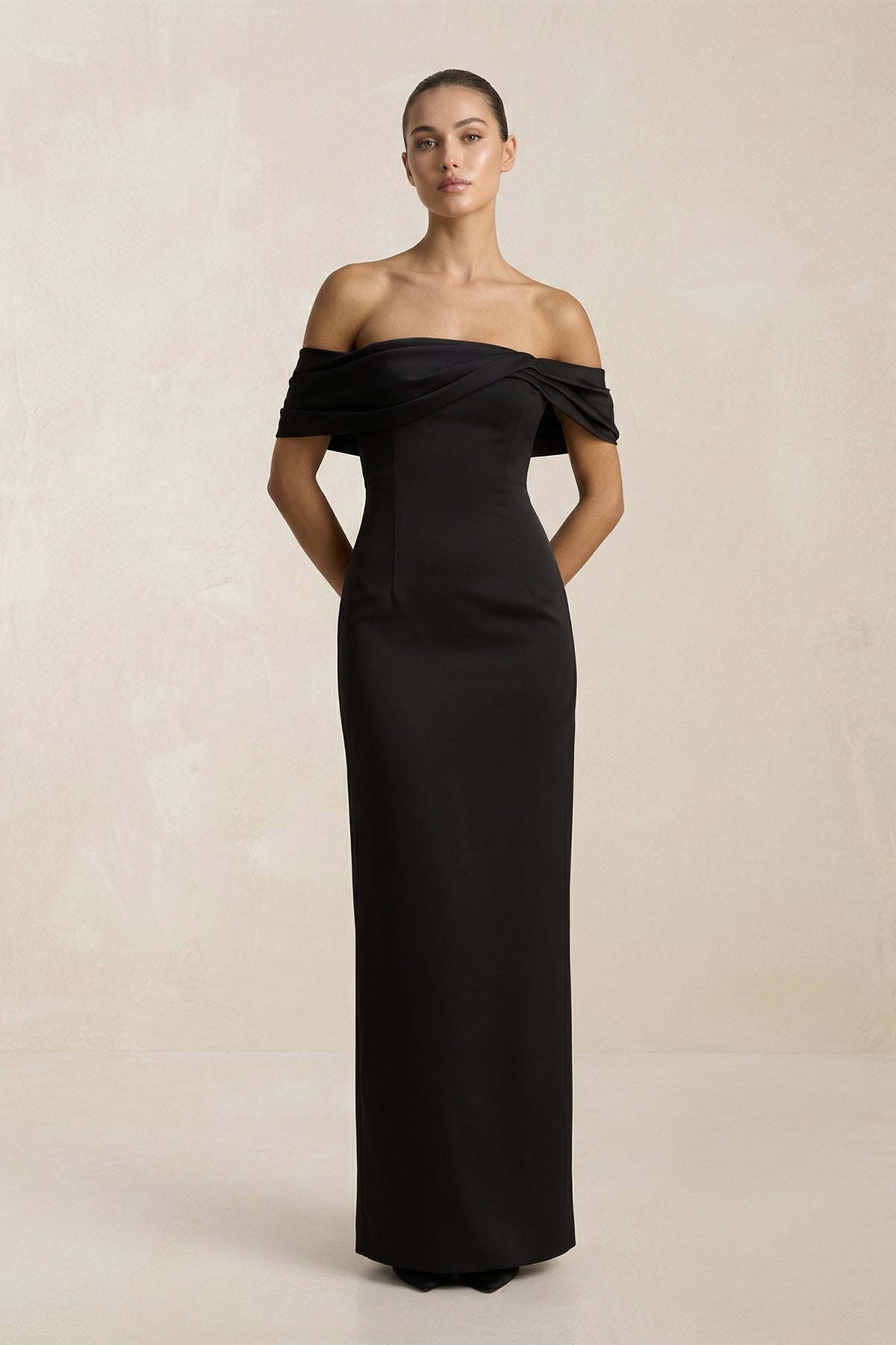 Robe de mariée noire satinée coupe fourreau à épaules dénudées effet drapé - Harana