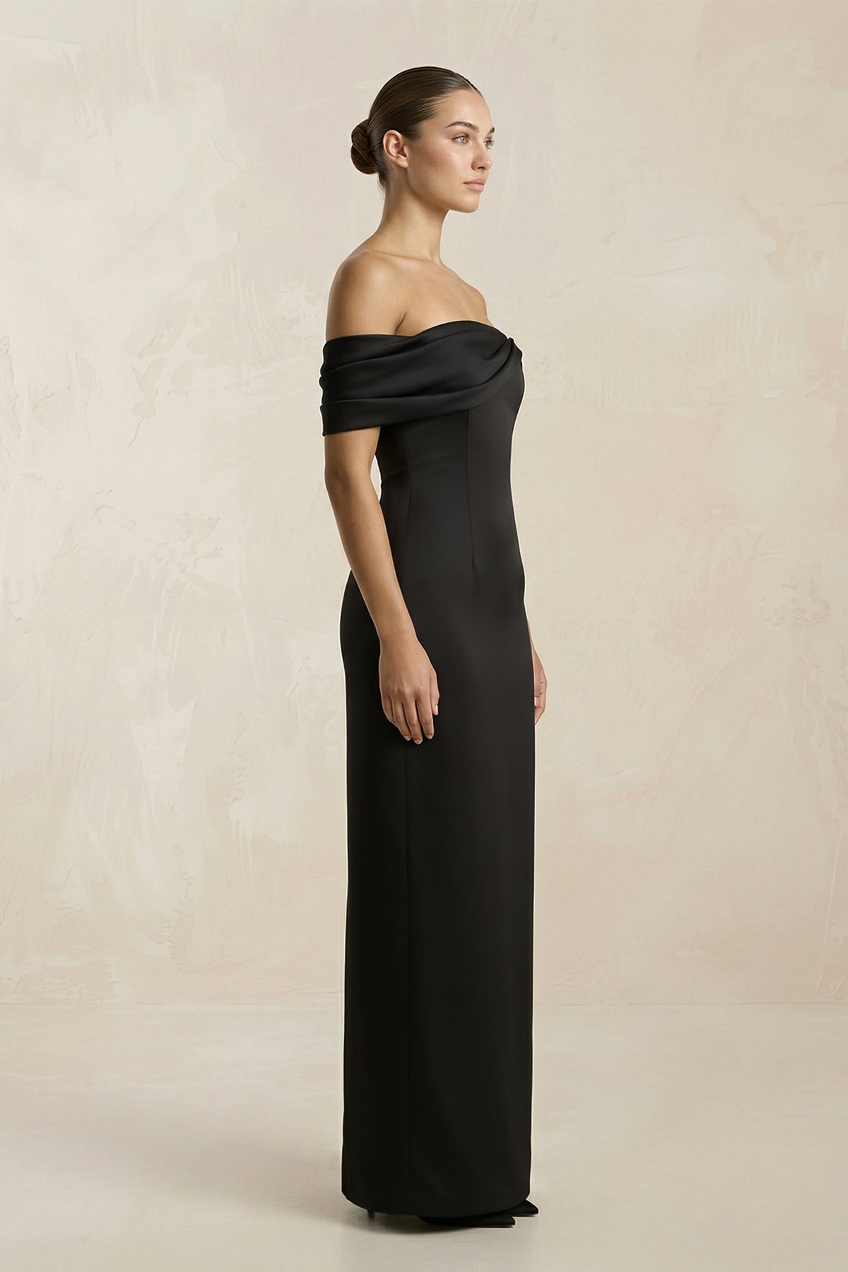 Robe de mariée noire satinée coupe fourreau à épaules dénudées effet drapé - Harana