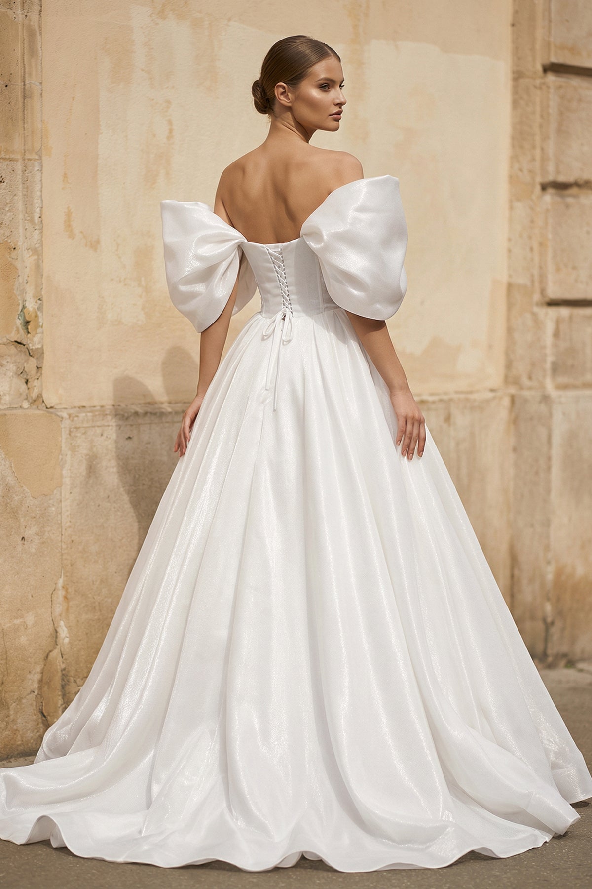 Robe de mariée ivoire longue à épaules dénudées froncée à corset - Harana