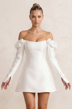 Robe de mariée blanche trapèze en satin à épaules dénudées manches longues - Harana