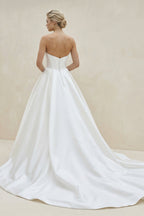 Robe de mariée blanche trapèze en satin à épaules dénudées sans manches - Harana